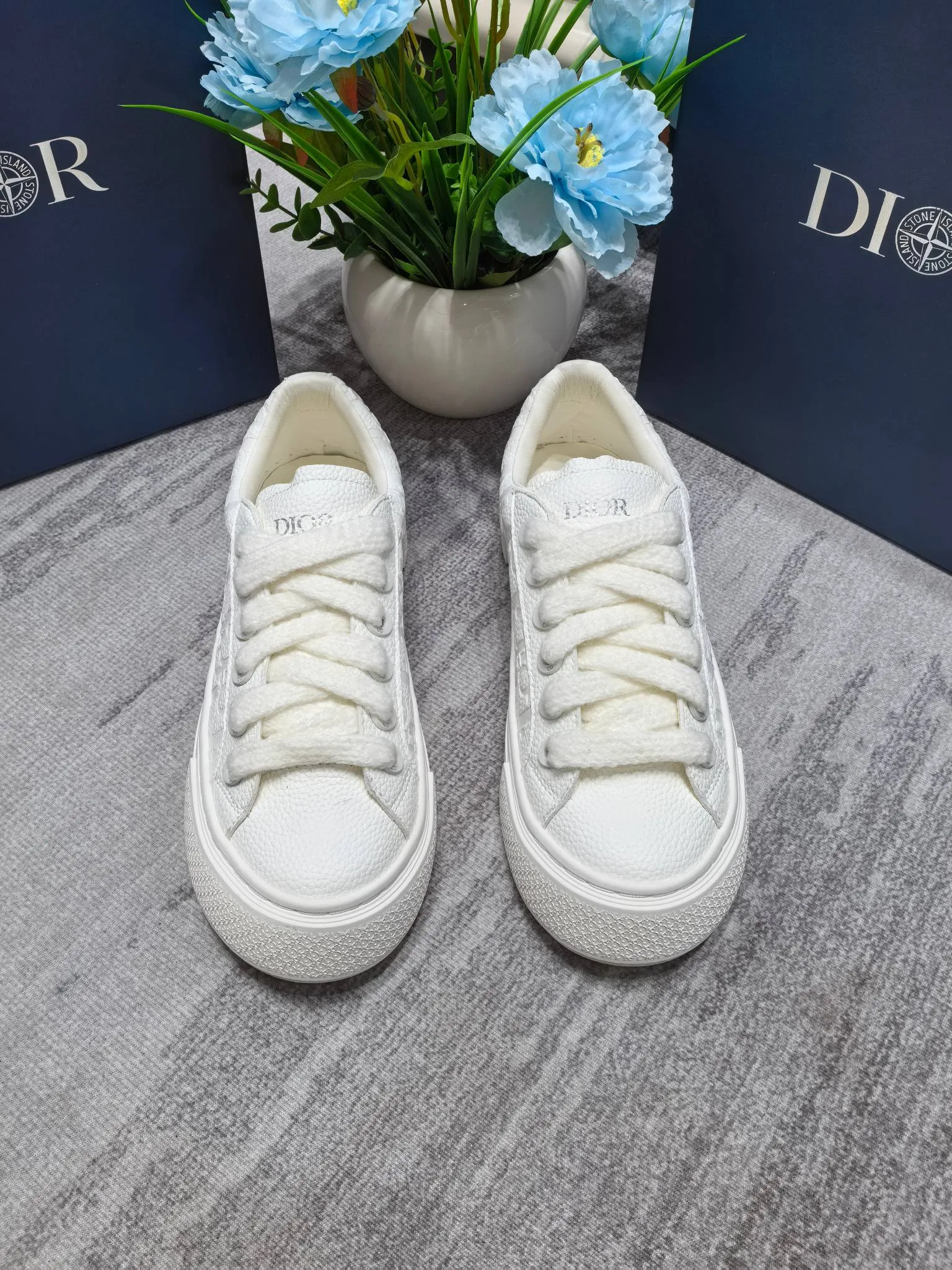 👟👟Ex-factory price 560👟👟 New Dior casual shoes for couples. Dior's casual style has been reinterpreted to highlight the spirit of futurism. Carefully crafted from ultra-light white rubber and decorated with curved cannage pattern Cosmo pattern, it reinterprets the classic design. It highlights the sports and leisure style and can be matched with all kinds of casual outfits this season. The TPU outsole creates a refined look. 35-45